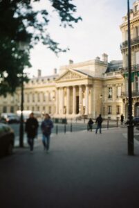 Examen civique naturalisation 2026 : guide complet (QCM)